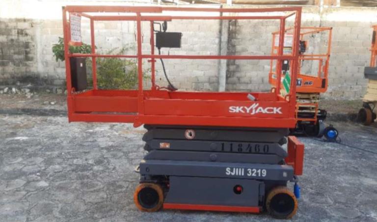 Plataforma Elevatória Skyjack SJIII 3219 8m 2013