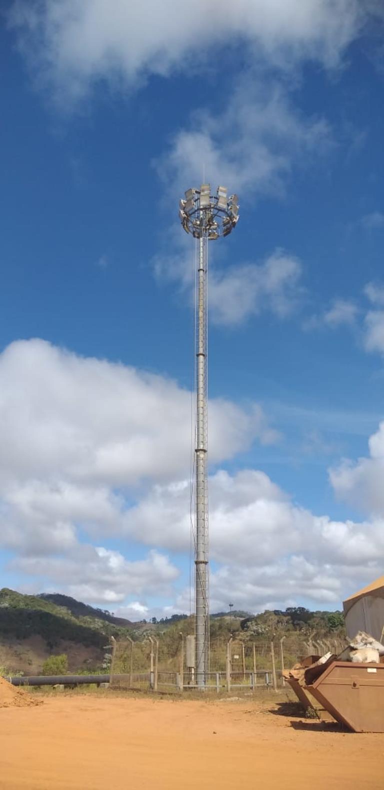 Torres Metálicas de Iluminação Modelo TRI30